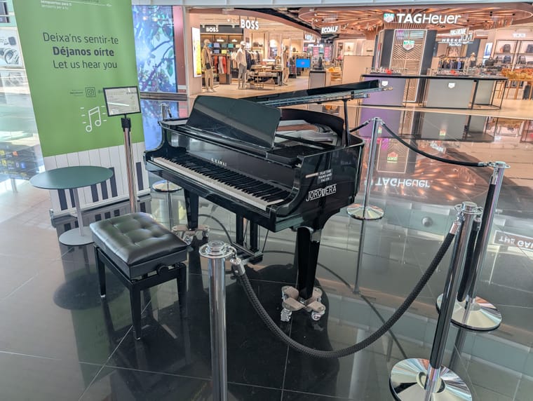 Imatge del piano instal·lat a la T1 per Jorquera pianos
